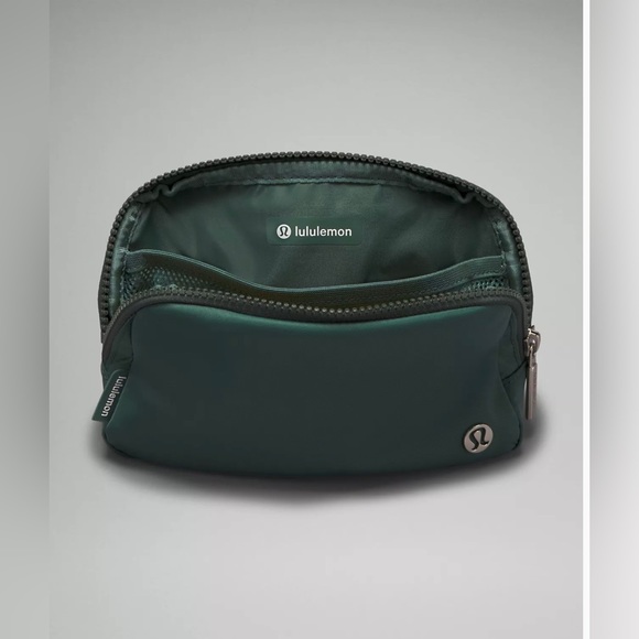 dark forest lululemon belt bag NWT -‎ Everywhere Belt Bag 1L Medium Forest/Dark Forest